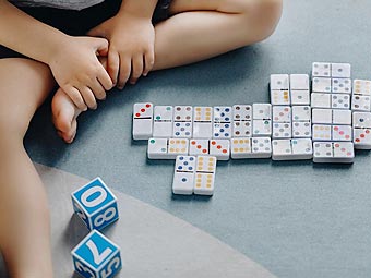 Гладкий, мягкий, резиновый. Как играть в сенсорное домино?