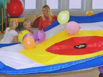 Как играть с парашютом?