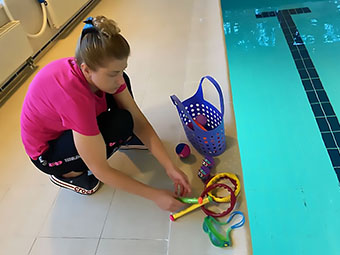 Игры в бассейне помогают детям подружиться с водой?