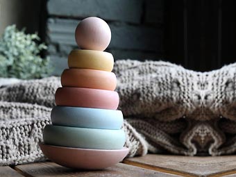 Как играть с деревянной пирамидкой?