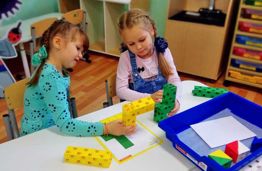 Играть в кубики за год до школы? Нужно ли? Играть в кубики за год до школы? Нужно ли?