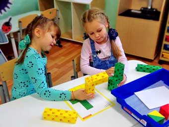 Играть в кубики за год до школы? Нужно ли?